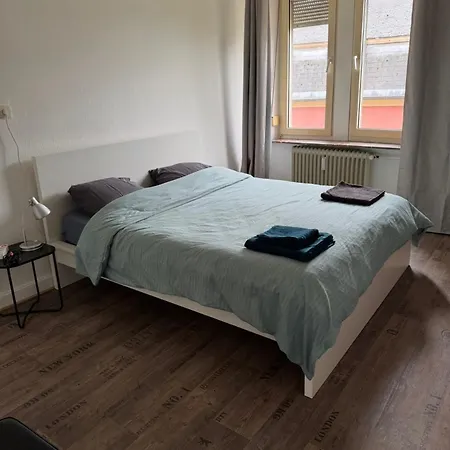 Leo, Apartment